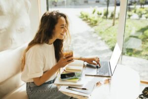 Freelancing vs. 9-to-5: Which Career Path Wins in the New Economy?